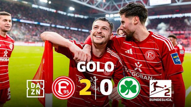 Fez sinal para os colegas antes de bater canto e... fez golo olímpico