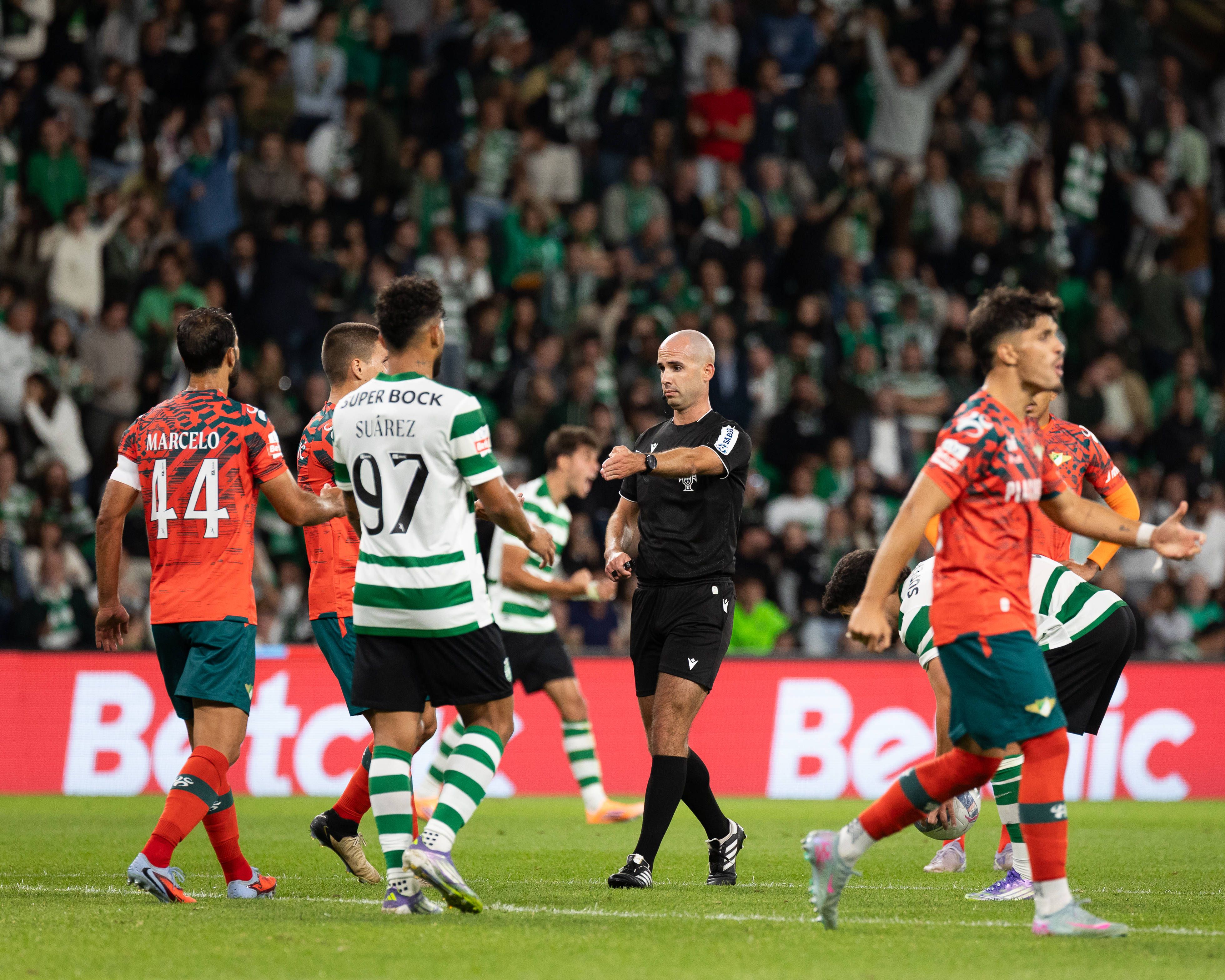 Sporting-Moreirense (Liga): Hélder Carvalho decidiu bem nas duas grandes penalidades e sem a ajuda do VAR, analisou Pedro Henriques. Na disciplina nem sempre esteve bem