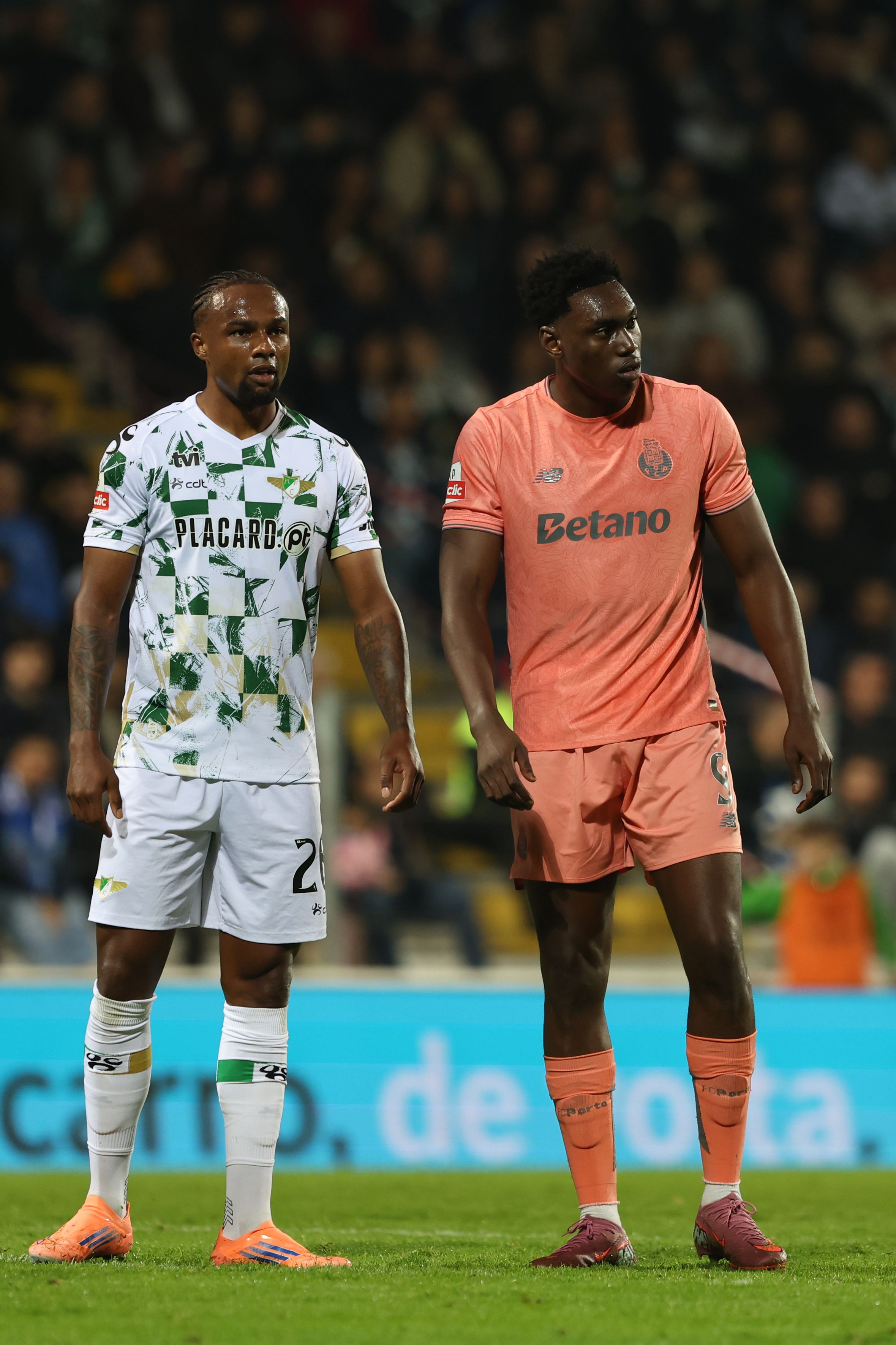 Moreirense-FC Porto (Liga): Dragões com razões de queixa. Maracás devia ter visto o segundo amarelo e consequente vermelho. «Acaba por, com a sola da bota, acertar no calcanhar do pé esquerdo do avançado espanhol, entrada negligente.» - Foto: Kapta+