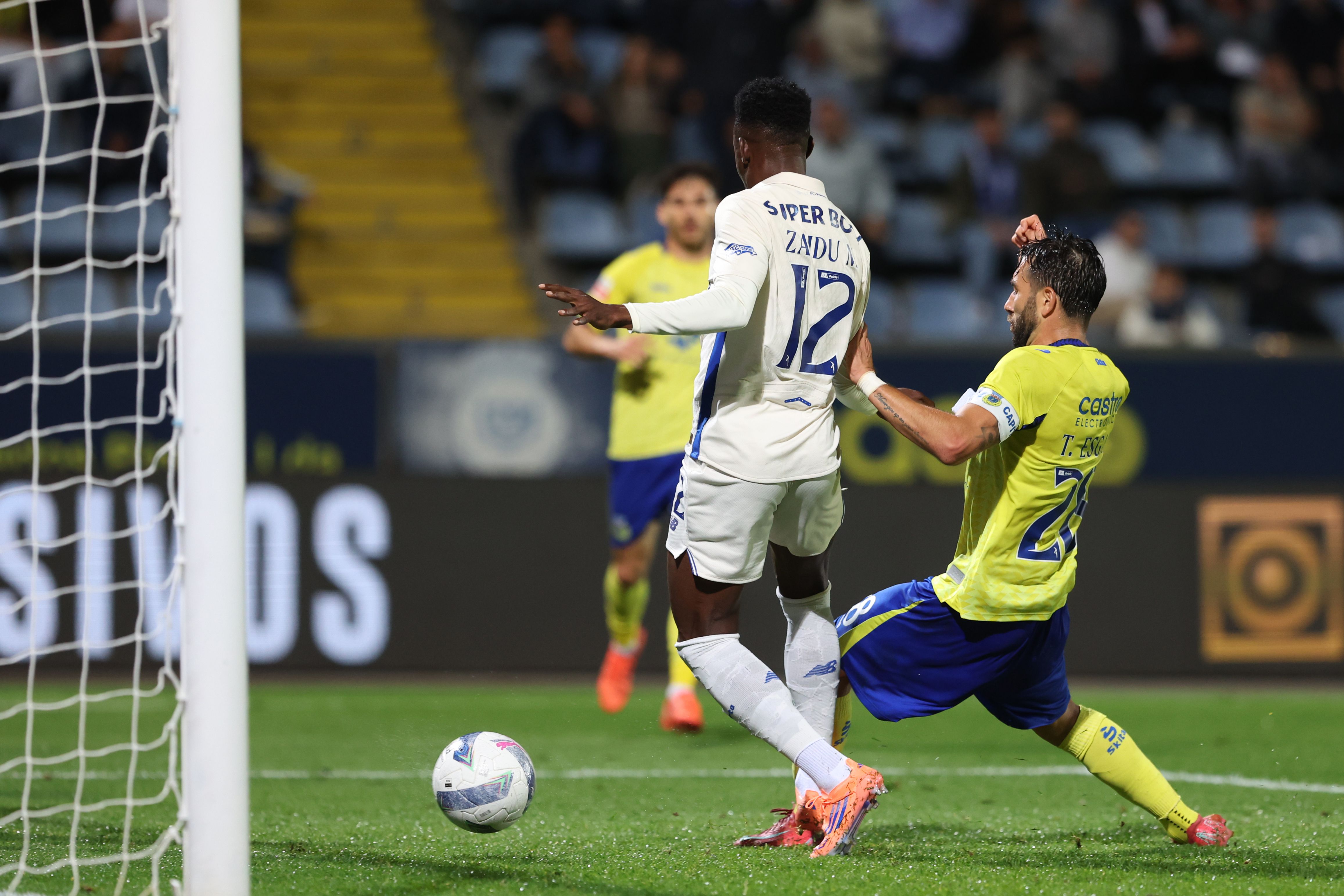 Arouca-FC Porto (Liga): Zaidu fez o 4-0, mas o golo devia ter sido anulado, segundo Pedro Henriques. Em causa falta de Deniz Gul na jogada. «Agarrou a perna esquerda de Arnau Sola.» VAR devia ter alertado Fábio Veríssimo - Foto: Kapta+