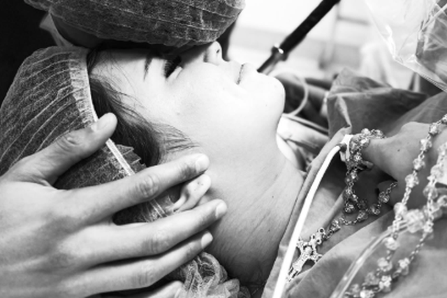 Ricardo Mangas ao lado da mulher durante o parto - Foto: Ricardo Mangas e Carly Santos