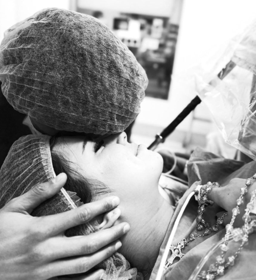 Ricardo Mangas ao lado da mulher durante o parto - Foto: Ricardo Mangas e Carly Santos