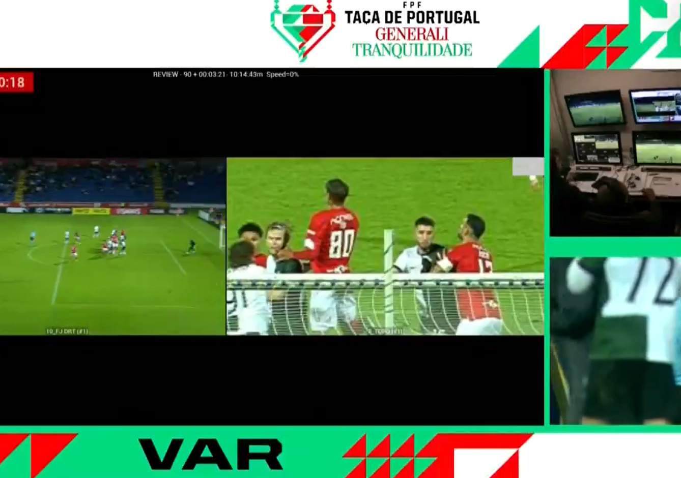 Santa Clara-Sporting (Taça de Portugal): Assinalado penálti para os leões após 14' de análise. Má decisão, segundo Pedro Henriques. «Protocolo diz que tem de ser claro e óbvio. Uma demora destas é porque há mais dúvidas do que certezas.»