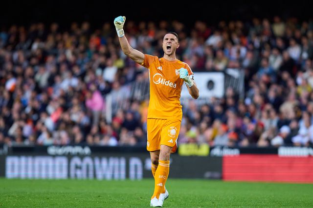 Odysseas Vlachodimos a celebrar mais uma vitória pelo Sevilha