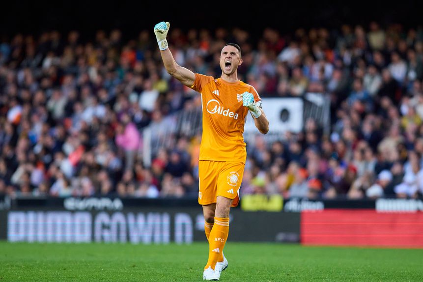 Odysseas Vlachodimos a celebrar mais uma vitória pelo Sevilha