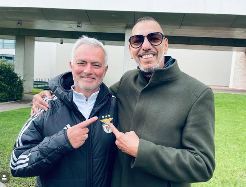 José Mourinho e Carlos Mozer, respetivamente treinador e antigo central e adjunto no Benfica - Foto SL Benfica