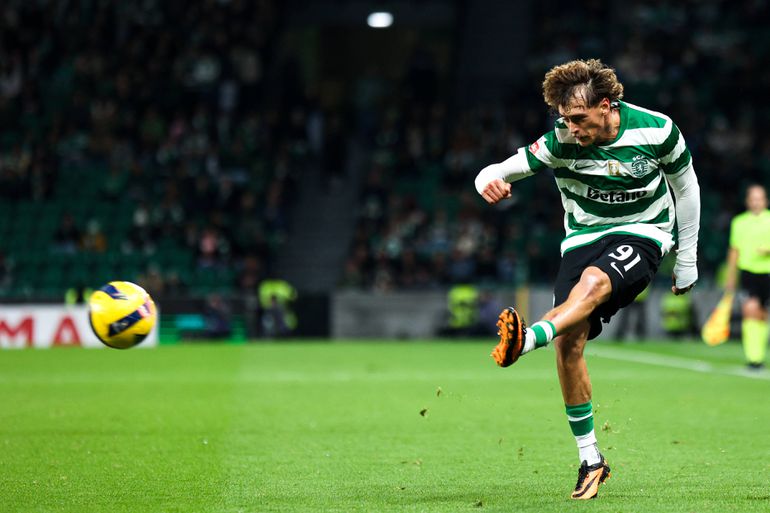 Sporting-Aves SAD (Liga): Iancu Vasilica marcou penálti após queda de Mangas na área. VAR reverteu e bem, segundo Pedro Henriques. «Ponck parou o movimento da sua perna direita e não rasteirou Ricardo Mangas, que acabou por se projetar para a frente.»