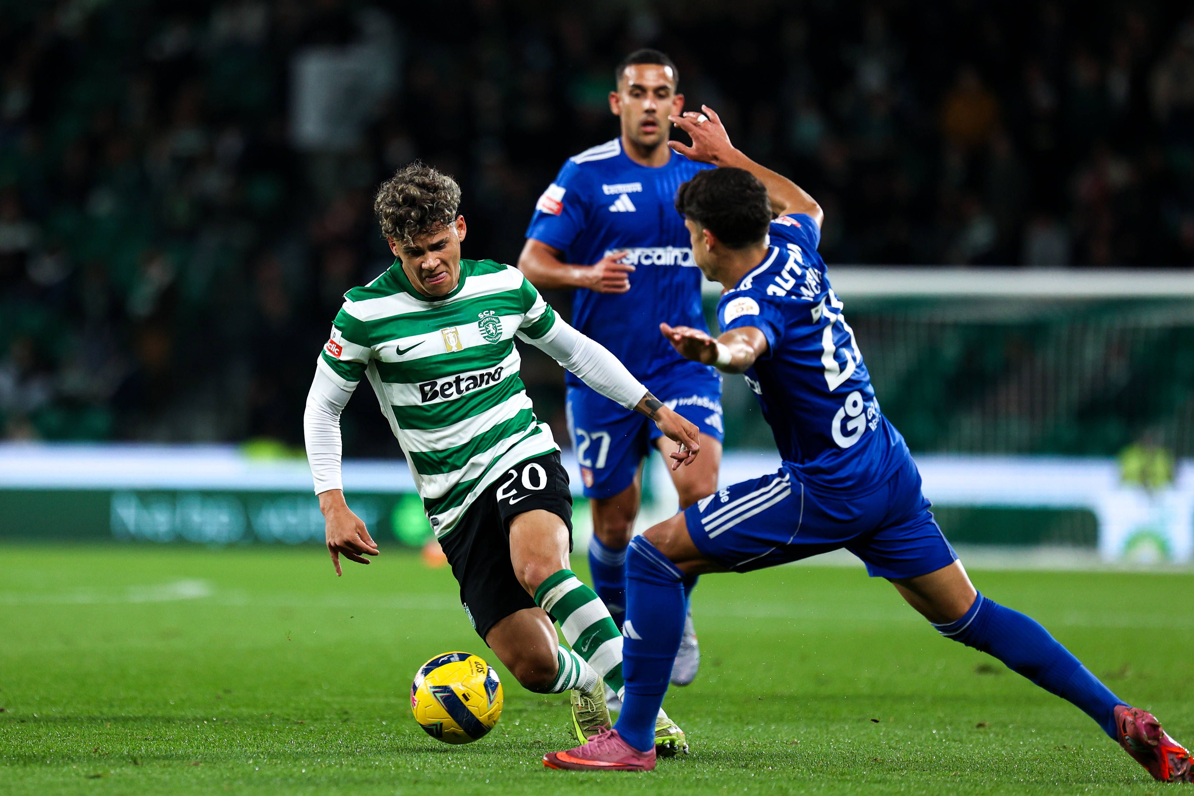 Sporting-Aves SAD (Liga): Lance na área dos avenses com queda de Maxi Araújo. Nada assinalado numa boa decisão de Iancu Vasilica. Ambos os jogadores tinham os braços abertos, um sobre o outro. Tudo legal», avalia Pedro Henriques.