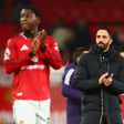 Ruben Amorim a agradecer o apoio dos adeptos em Old Trafford, ao lado de Mainoo