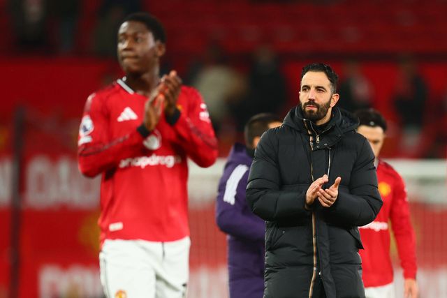 Ruben Amorim a agradecer o apoio dos adeptos em Old Trafford, ao lado de Mainoo