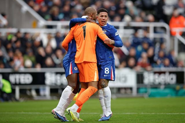 Enzo Fernández a celebrar o golo de João Pedro com Sánchez, autor da assistência