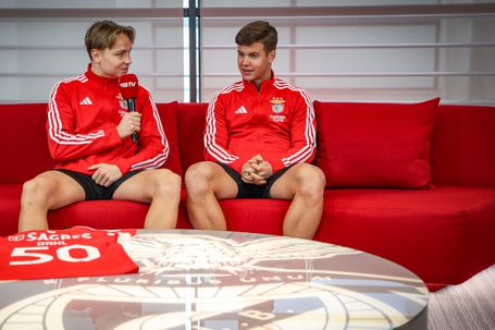 Dahl chegou aos 50 jogos pelo Benfica e teve direito a entrevistador... especial (foto SL Benfica)