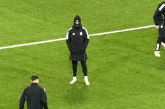 Rafa Silva no aquecimento com os suplentes