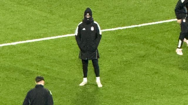 Rafa Silva no aquecimento com os suplentes