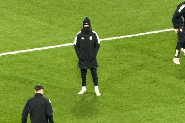 Rafa Silva no aquecimento com os suplentes