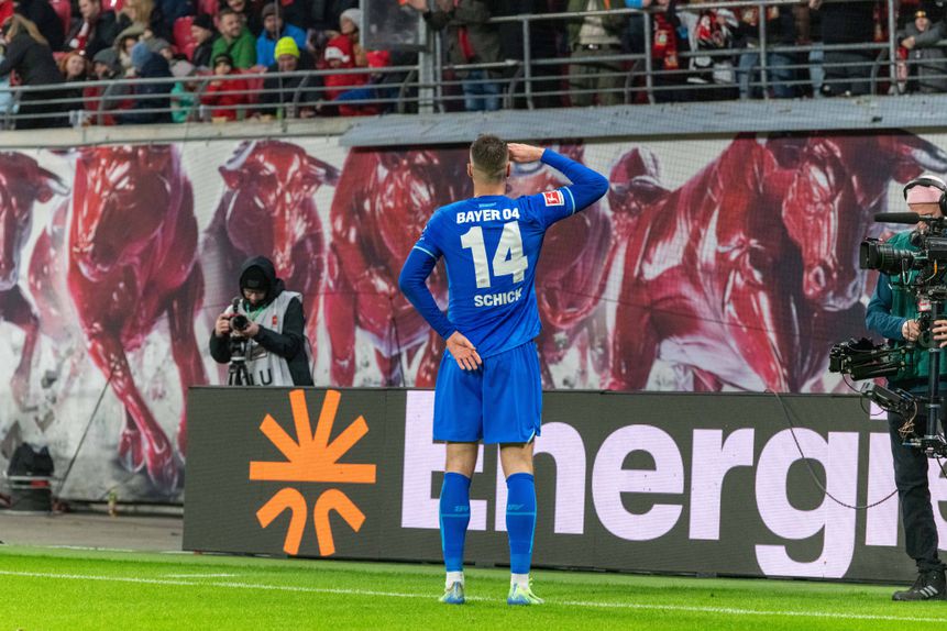 Schick completou a reviravolta para o Leverkusen em Leipzig