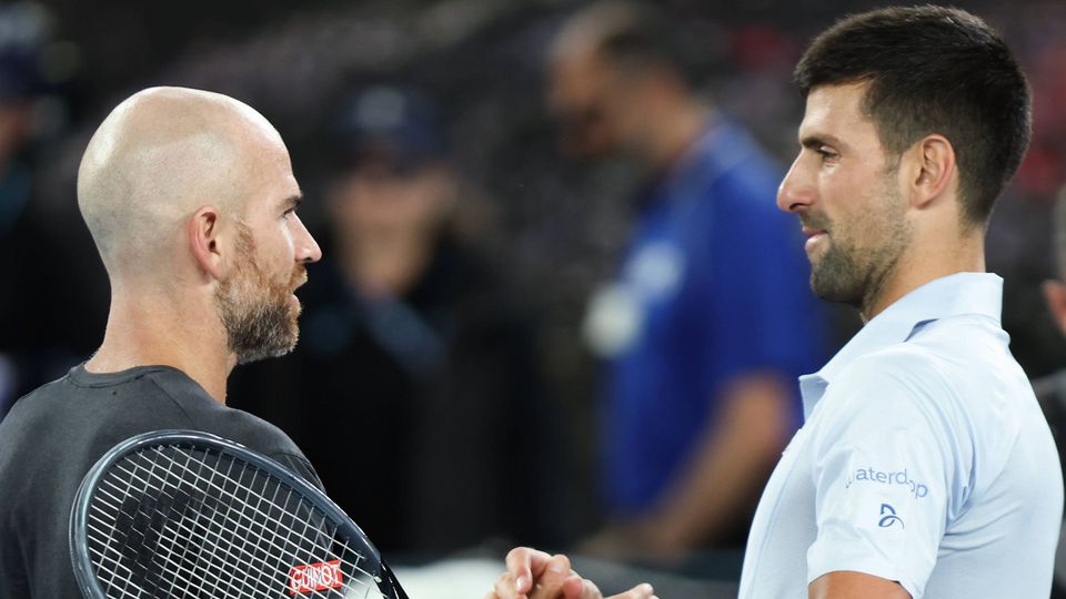 Austrália: Djokovic passeia para os quartos à boleia do jogador mais descontraído do ATP