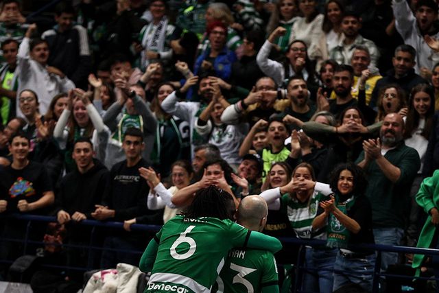 A reação de Ricardinho ao lance de Taynan