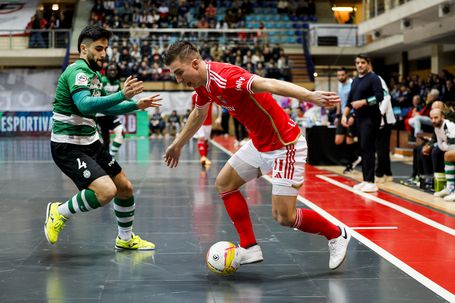 Tomás Paçó tenta impedir progressão de Ivan Chishkala (Diogo Pinto/FPF)