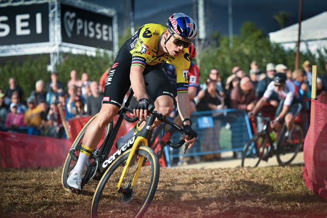 Van Aert acaba invencibilidade de Van der Poel