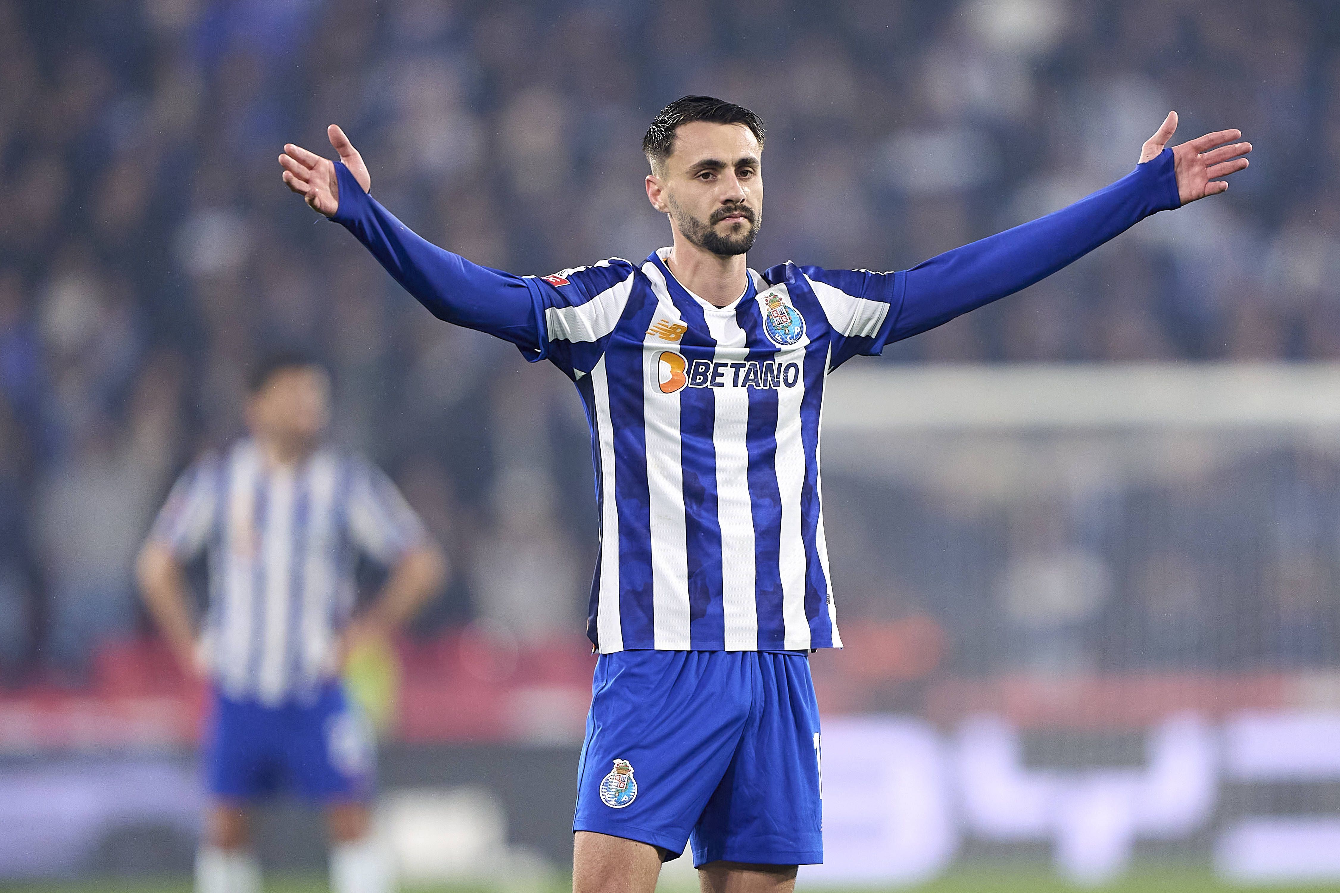 Fábio Vieira entrou muito bem contra a Roma e lançou candidatura ao onze frente ao Farense