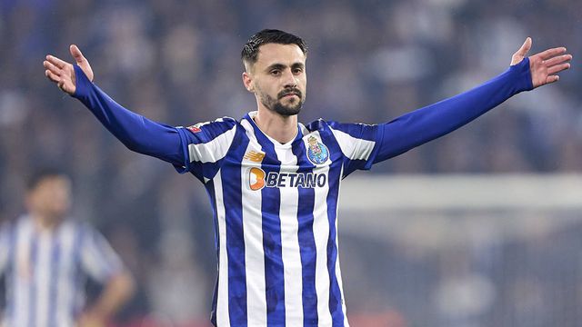 Fábio Vieira entrou muito bem contra a Roma e lançou candidatura ao onze frente ao Farense