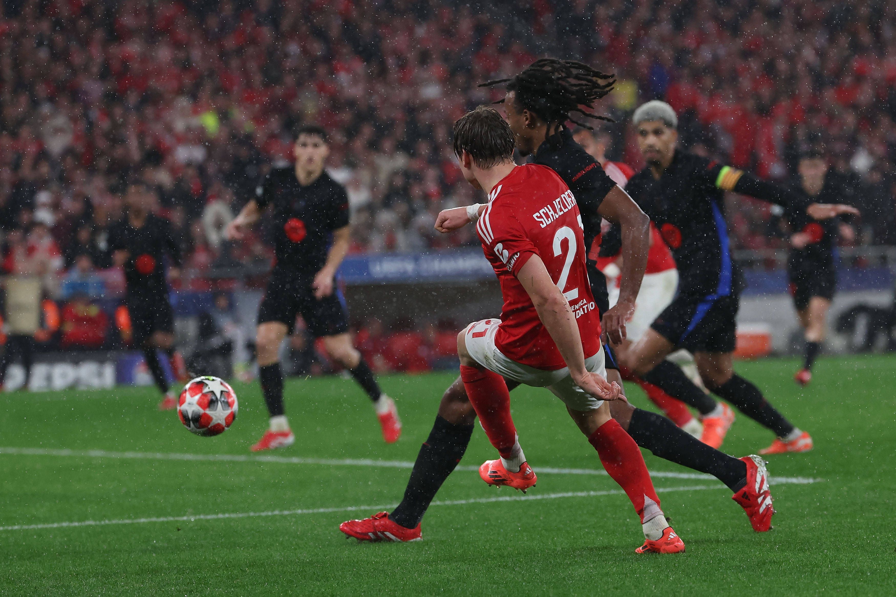 VÍDEO: autogolo amplia vantagem do Benfica