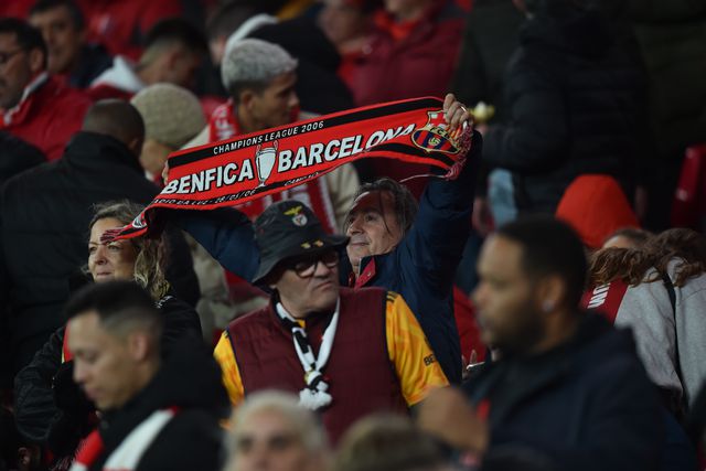 Adeptos na bancada do Estádio da Luz para o Benfica-Barcelona na Champions