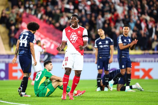 Breel Embolo festeja o golo de Singo frente ao Aston Villa