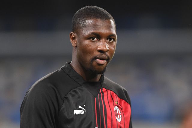 Ballo-Touré realiza exercícios de aquecimento antes de um jogo do Milan