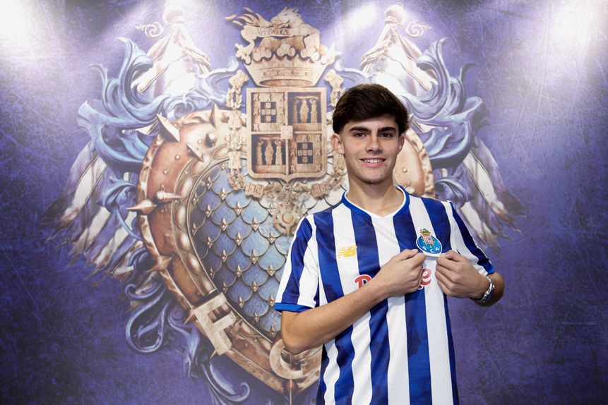 Médio Salvador Ribeiro assinou primeiro contrato profissional com os portistas (FOTO: FC PORTO)
