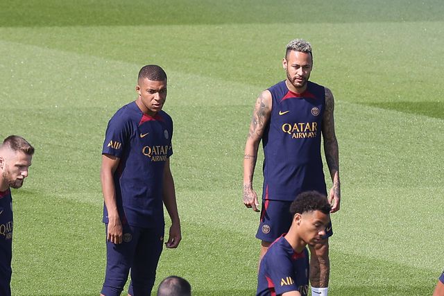 Neymar e Mbappé a treinarem pelo PSG, em 2023