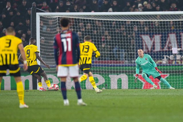 Panenka de Serhou Guirassy dá vantagem ao Dortmund em Bolonha (IMAGO)