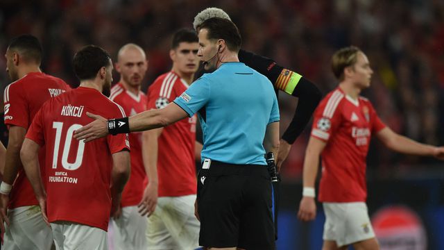 O momento em que o árbitro assinalou penálti a favor do Benfica, convertido por Pavlidis