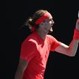 Zverev segura pena que motivou a interrupção do ponto