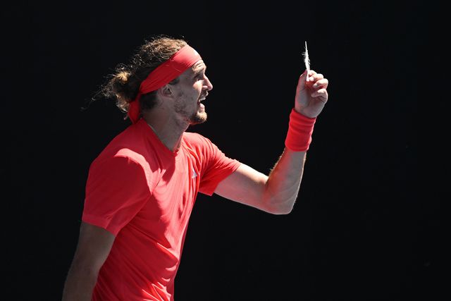 Zverev segura pena que motivou a interrupção do ponto