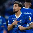 Marcos Leonardo aponta para o emblema do Al Hilal