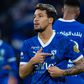 Marcos Leonardo aponta para o emblema do Al Hilal