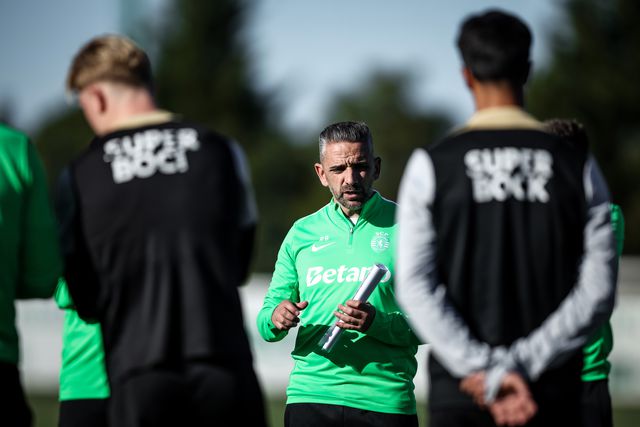 Rui Borges dá indicações no treino