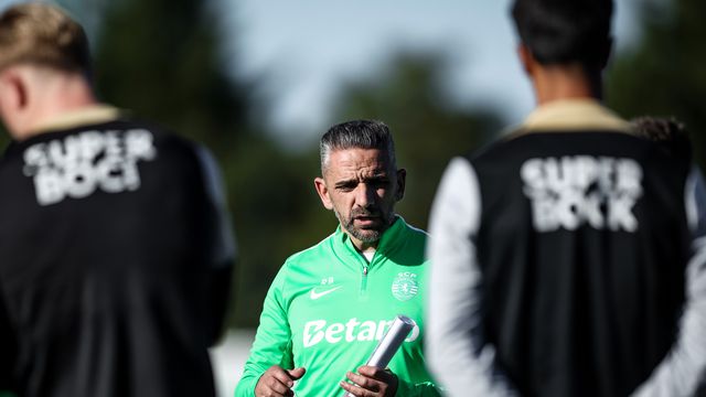 Rui Borges dá indicações no treino