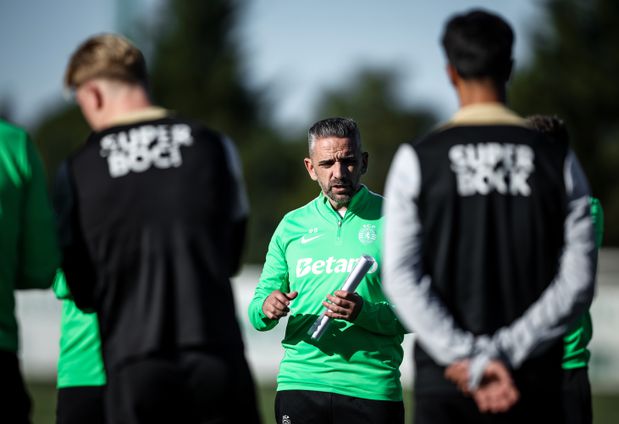 Rui Borges dá indicações no treino