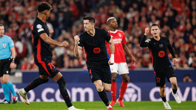 O momento em que Robert Lewandowski converteu a sua segunda grande penalidade do encontro