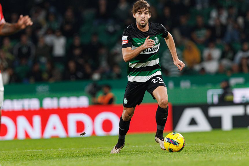 Daniel Bragança controla a bola durante o jogo com o Santa Clara