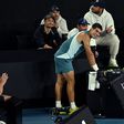Carlos Alcaraz sorri num momento de pausa no jogo frente a Novak Djokovic, no Open da Austrália