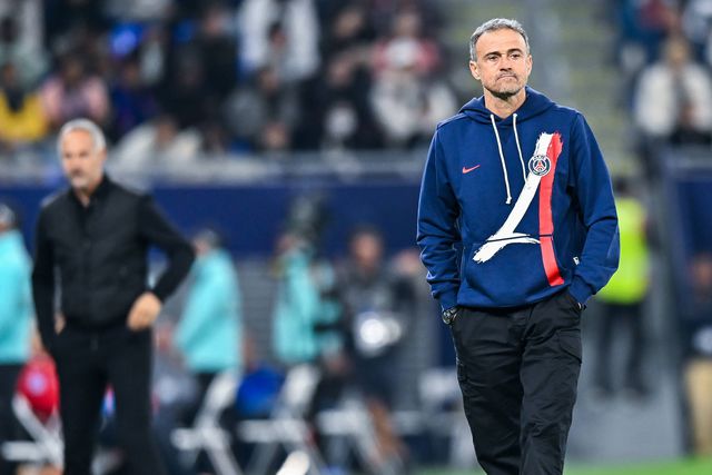 Luis Enrique, treinador do PSG, na área técnica