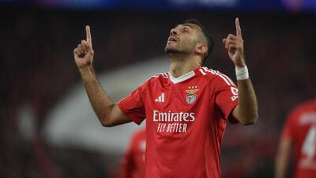 Pavlidis celebra o 1-0 ao Barcelona na Luz, na UEGA Champions League