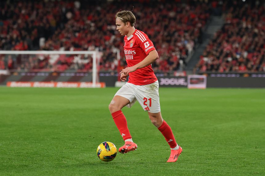 Andreas Schjelderup em ação com a camisola do Benfica