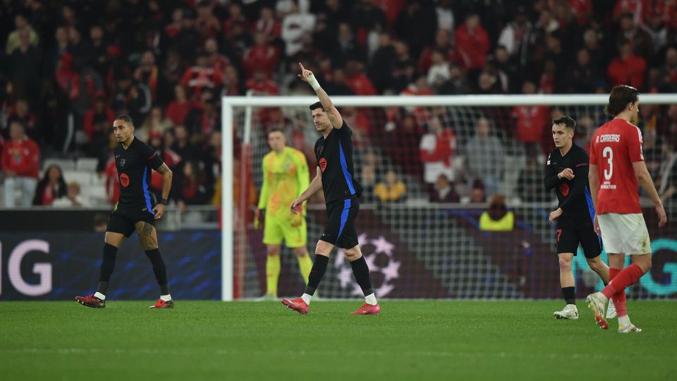 LEwandowski celebra o golo que marcou de penálti ao Benfica, apontando para os adeptos do Barcelona