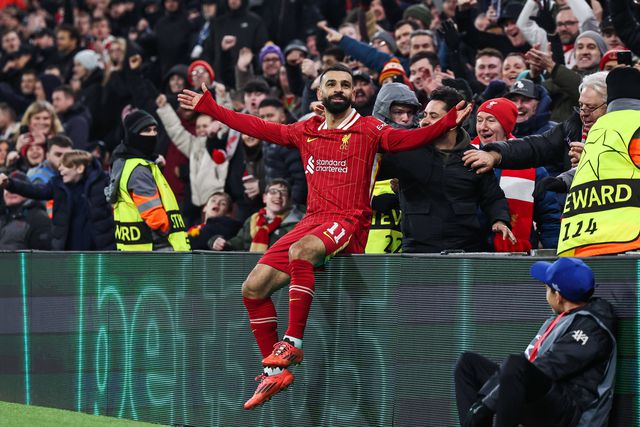 Salah festja, sentado num placar publicitário, o golo marcado pelo Liverpool ao Lille