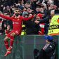 Salah festja, sentado num placar publicitário, o golo marcado pelo Liverpool ao Lille
